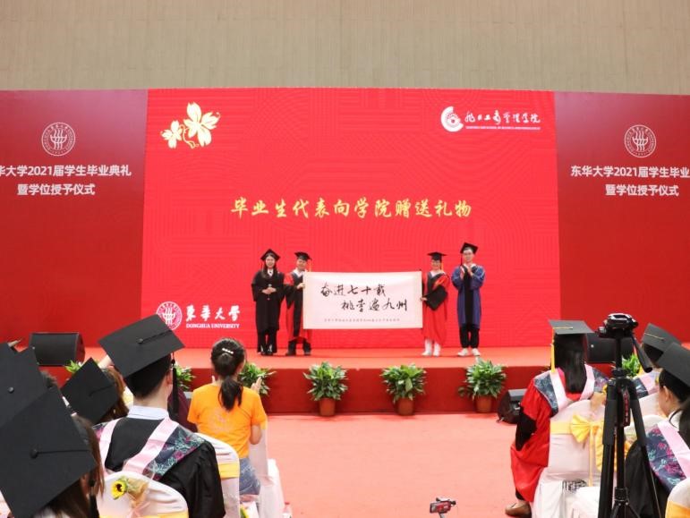 毕业生向成人动漫
赠送礼物01